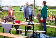 Die Rosenheim-Cops – Am Tatort werden die Kommissare Winter (Vanessa Eckart, l.) und Stadler (Dieter Fischer, M.) von Pathologin Mai (Sina Wilke, r.) über die ersten Untersuchungsergebnisse informiert.
