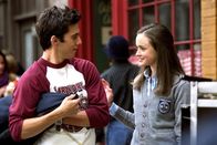 Gilmore Girls – Während Sookie wegen der bevorstehenden Hochzeit aufgeregt ist und Lorelais Abschlusszeremonie ansteht, kommen sich Jess (Milo Ventimiglia, l.) und Rory (Alexis Bledel, r.) bei einem Treffen näher - mit fatalen Folgen ...