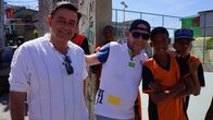 Verrückt nach Meer – Gaststar Fernanda Brandao, Kreuzfahrtdirektor Thomas Gleiß und Kapitän Morten Hansen besuchen die nicht befriedete Favela Jacarezinho und treffen Elias Junior, der dort ein Fußballprojekt für Straßenkinder leitet. Thomas und Morten mit Kindern.