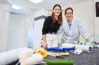 Der Haushalts-Check – Yvonne Willicks (r) testet zusammen mit Malerin Anna Hüllner Farben und Rollen aus verschiedenen Preissegmenten und Anbietern. Welche Produkte überzeugen die Vize-Europameisterin im Maler- und Lackiererhandwerk?