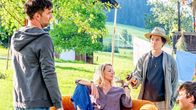 SOKO Kitzbühel – In seinem Undercover-Einsatz trifft Lukas Roither (Jakob Seeböck, l.) auf die Aussteigergemeinschaft eines Opfers und lernt dessen Frau Mia Jahic (Simone Hanselmann, M.) sowie die Aussteiger Kilian (Maximilian Paier, r.) und Markus (Nikolai Gemel, 2.v.r.) kennen. Die Lage am Aussteigerhof droht sich zuzuspitzen, da der Mörder seine Mission scheinbar noch nicht beendet hat.