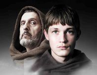 Der Name der Rose – L-R: John Turturro als William of Baskerville und Damian Hardung als Adso
