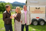 Die Rosenheim-Cops – Während Hofer (Joseph Hannesschläger, r.) dem Täter immer näher kommt, flirtet Kollege Bergmann (Florian Fitz, l.) mit Marie (Karin Thaler, M.).
