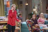 The Big Bang Theory – Obwohl die Hochzeit schon vorbei ist, planen Amy (Mayim Bialik, M.) und Bernadette (Melissa Rauch, r.) einen kleinen Jungesellinnenabschied für Penny (Kaley Cuoco, l.), während die Jungs Leonard entführen ...