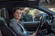 Großstadtrevier – Beatrice von Stetten (Oda Thormeyer, l.) steht mit ihrem SUV mitten unter einer Brücke und lässt sich auch von Jessy (Farina Flebbe, r.) und Lukas (Patrick Abozen, M.) nicht dazu bewegen, auszusteigen oder ihr Auto wegzufahren.