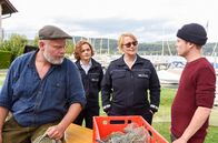 WaPo Bodensee – Julia Demmler (Wendy Güntensperger, 2.v.l.) und Nele Fehrenbach (Floriane Daniel, 2.v.r.) befragen Johannes Roth (Martin Reik, l.) und dessen Sohn Michael Roth (Leon Seidel, r.) erneut, da inzwischen feststeht, dass Greta nie in Australien war.