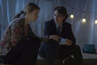 Tokyo Vice – Samantha (Rachel Keller, l.); Jake Adelstein (Ansel Elgort, r.)