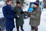 Die Rosenheim-Cops – Kommissar Stadler (Dieter Fischer, M.) ist erleichtert, dass Josef Hierbl (Gerhard Wittmann, r.) anbietet, Hansens Wagen mit seinem Traktor aus dem Schnee zu ziehen. Hansen (Igor Jeftic, l.) misstraut der kostenlosen Abschlepphilfe jedoch.