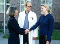 Hinter Gittern - Der Frauenknast – Jutta (Claudia Loerding, li.) wünscht Blondie (Victoria Madincea, re.) alles Gute für ihr Leben in der Freiheit (Mi. Atto Suttarp als Dr. Stein).