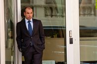Suits – Louis Litt (Rick Hoffman) ist ehrgeizig – und nicht gerade begeistert über Harveys Beförderung. Mit seinen eigenen Methoden versucht er, sich an die Spitze der Kanzlei zu kämpfen.