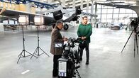 Echt – Moderator Sven Voss taucht in die Geschichte der ALTEN TANTE JU ein und begibt sich auf die Spuren eines Genies: Hugo Junkers. Im Technikmuseum Dessau trifft Sven den ehemaligen Piloten Gerhardt Fucke und entdeckt mit ihm das erste Passagierflugzeug der Welt. Die F13, deren Entwicklung ist die wohl wichtigste Ingenieursleistung hin zu einer modernen Luftfahrt.