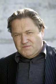Die Rosenheim-Cops – Eishockey-Chef Erich Brandl (Michael Grandauer) irrt sich gewahltig, wenn er mein „sein Freund“ Polizeichef Dr. Heppt würde ihm die Ermittlungen vom Hals halten.