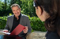 Sturm der Liebe – Christoph (Dieter Bach, l.) und Lale (Yeliz Simsek, r.) werden in ihrem Gespräch abrupt unterbrochen.