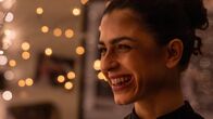 neoriginal: Crystal Wall – Louna (Anna Bardavelidze) stahlt vor Glück.