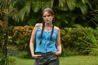 Death in Paradise – Bei der Präsentation einer Hautcreme kommt es zu einem anaphylaktischen Schock mit tödlichem Ausgang. Das Ermittlerteam geht dem rätselhaften Fall nach.