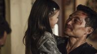 Hawaii Five-0 – Dem Five-0 Team gelingt es, Chin (Daniel Dae Kim, r.) vor dem mexikanischen Drogen-Kartell zu retten. Da Sara (Londyn Silzer, l.) in Mexiko nicht sicher ist, übertragen Jorge und Maria das Sorgerecht auf Chin, der Sara also wieder mit nach Hawaii nehmen kann ..