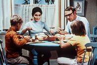 Pippi Langstrumpf – (v.li.): Pär Sundberg (Tommy), Öllegård Wellton (Frau Settergren), Maria Persson (Annika), Fredrik Ohlsson (Herr Settergren).