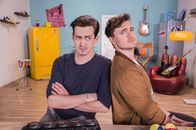 Leider lustig – Comedian Marti Fischer (links) zusammen mit seinem Gast, Youtuber Phil Laude. Sie bereiten sich auf ihren Parodiebattle vor.