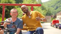 Yared kommt rum – Michael Wagner nimmt Yared vorne auf dem Traktor mit durchs Dorf.