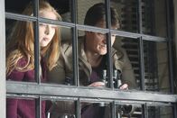 Castle – Anfangs ist Alexis (Molly C. Quinn, l.) nicht sonderlich begeistert, dass ihr Vater (Nathan Fillion, r.) die Nachbarn ausspioniert, doch schon bald findet auch sie Gefallen daran ...