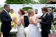 Rote Rosen – ARD ROTE ROSEN, Folge 129910 Uhr im Ersten. Doppel-Hochzeit zu fünft bei Rote Rosen: Die Freundinnen Britta (Jelena Mitschke, 2.v.r.) und Carla (Maria Fuchs, 2.v.l.) geben ihren Männern Ben (Hakim-Michael Meziani, r.) und Torben (Joachim Kretzer, l.) in einer romantischen Zeremonie das Ja-Wort. Die hochschwangere Britta hofft, dass der Nachwuchs nicht ausgerechnet an ihrem Hochzeitstag das Licht der Welt erblicken will.