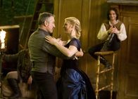 Der Sternwanderer – Der Piratenkapitän Shakespeare (Charlie Cox, l.) ist von den seinen zwei Besuchern begeistert. Tristan (Charlie Cox, hinten) und Yvaine (Claire Danes, r.) genießen das Leben am Schiff. Doch die Freude und das Glück währt nicht lange ...
