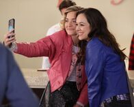 The Goldbergs – Lainey Lewis (AJ Michalka, l.); Erica Goldberg (Hayley Orrantia, r.)
