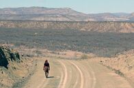 Stadt Land Kunst – Im äußersten Norden von Namibia erstreckt sich ein weitläufiges Wüstengebiet: Das Kaokoveld. Bis heute ist die abgelegene Trockenregion die Heimat von Tausenden Himba  einem Hirtenvolk, das sich vor mehr als vier Jahrhunderten dort niederließ.