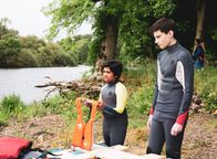Silverpoint – Glen (Krish Misra l.) und Louis (Oliver Cunliffe) sollen zusammen auf einem Floss in See stechen. Glen findet es gar nicht lustig, dass für ihn nur noch eine kleine Schwimmweste verziert mit Kinderbildern übrig ist.