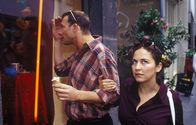 Sechserpack – Auch an einem Sonntag kann man die Auslagen im Schaufenster dieses ganz besonderen "Spezialitäten-Geschäfts" bewundern! (Hanno Friedrich, l. und Shirin Soraya, r.)