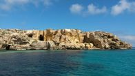 freizeit – Tuff-Steinbrüche vor der Insel Favignana. Seit der Antike wird hier Tuffstein gewonnen und direkt auf Schiffe verladen. Viele Gebäude und Kirchen sind aus diesem Baustoff entstanden.
