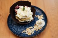 Lecker aufs Land – Bei Rahel Kremershof, Wipperfürth, Bergisches Land. Nachspeise: Buttercreme-Torte in Schokoladenschale.