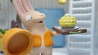 Nö-Nö Schnabeltier – Bio zeigt seinen Kuchen.