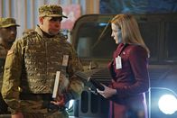 Salvation – Im Auftrag von Darius soll sich Grace (Jennifer Finnigan, r.) darum kümmern, gefährliche Materie durchs das Land zu transportieren, ohne dass die Öffentlichkeit erfährt, was vor sich geht. Unterdessen versucht die junge Journalistin Amanda Neel, dem Staatsgeheimnis auf die Spur zu kommen, was verheerende Folgen haben würde ...