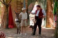 Die Durrells auf Korfu – Gerry Durrell (Milo Parker, li.) bekommt von Dragan (Goran Navojec, re.) einen Crashkurs in der Zirkuskunst.
