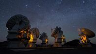 Erde an Aliens – Seit über fünfzig Jahren peilen Forscher mit Teleskopen nach Zeichen für Hochtechnologien im Weltraum. Sie lauschen nach spezifischen Signalen, die sich vom Rauschen des Kosmos abheben.