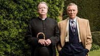 Father Brown – Father Brown (Mark Williams, l.) ist wieder einmal dabei, in einem Mordfall zu ermitteln. Dabei nimmt er den unterkühlten Dennis Nelson (Martin Kemp, r.) besonders genau unter die Lupe.