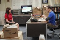 The Big Bang Theory – Da Sheldon (Jim Parsons, r.) Probleme hat, seine ganzen alten Arbeiten, die er als Kind geschrieben hat, durchzuschauen, stellt er sich zum Missfallen von Amy, eine Assistentin (Margo Harshman, l.) ein ...