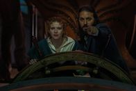Nautilus – Die Nautilus hat die Säulen von Halvar erreicht. Nemo (Shazad Latif, r.) zeigt Humility (Georgia Flood, l.) die Grabstätte, in der sich der Schatz der nordischen Göttin Freya befinden soll.