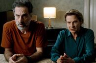 I Know Your Soul – Der besorgte Vater Haris (Ermin Bravo) und die Mutter Nevena (Jasna Đuričić) befragen ihren Sohn Dino zu den schweren Missbrauchsvorwürfen gegen ihn.
