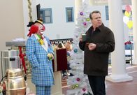 Modern Family – v.li.: Clown (Christopher Gehrman), Cameron Tucker (Eric Stonestreet)