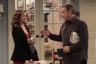 Last Man Standing – Die Arbeit im Haus macht Vanessa (Nancy Travis, l.) zu schaffen. Deshalb schlägt sie Mike (Tim Allen, r.) vor, eine Haushaltshilfe einzustellen. Der jedoch will lieber Mrs. Hall, die den Baxters hin und wieder im Haushalt geholfen hat, öfter kommen lassen. Doch Mrs. Hall ist leider verstorben ...