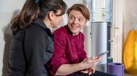 Sturm der Liebe – Theo (Lukas Leibe, r. mit Yeliz Simsek, l.) freut sich, als seine App von einem Onlinedienst im Sortiment aufgenommen wird.
