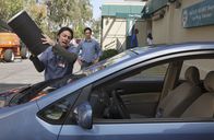 Scrubs - Die Anfänger – J.D. (Zach Braff, vorne) hat Zweifel an der Großzügigkeit seines Bruders Dan (Thomas Cavanagh, hinten). Er glaubt, dass er ihn wieder einmal auf den Arm nehmen will und schlägt deshalb die Scheibe des neuen Autos ein ...
