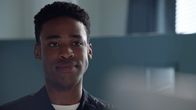 The Rookie – Nolans Kollege West (Titus Makin Jr.) kann sich nicht vorstellen, dass die Anschuldigungen wahr sind. Er hat eine Theorie, wer wirklich dahinter stecken könnte.