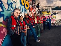 The Outlaws – (v.l.n.r.) Frank Sheldon (Christopher Walken); Rani Rekowski (Rhianne Barreto); Christian Taylor (Gamba Cole); Gregory Dillard (Stephen Merchant); Lady Gabriella Penrose-Howe (Eleanor Tomlinson); Myrna Okeke (Clare Perkins); John Halloran (Darren Boyd); Diane Pemberley (Jessica Gunning)