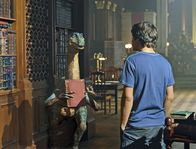 Dinotopia – Karl (Tyron Leitso) lernt den sprechenden Dino Zippo kennen.