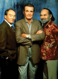 Detektiv Rockford - Anruf genügt – Jim Rockford (James Garner, Mi.), Dennis Becker (Joe Santos, li.) und Evelyn 'Angel' Martin (Stuart Margolin).