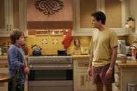 Two and a Half Men – Jake (Angus T. Jones, l.) will wissen was ein Quickie ist und hofft Charlie (Charlie Sheen, r.) kann ihm weiterhelfen ...