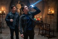 Montagskino im ZDF: Uncharted – Ihre Schatzsuche führt Victor Sullivan (Mark Wahlberg, l.) und Nate (Tom Holland, r.) unter anderem in die Basílica de Santa Maria del Pi in Barcelona.